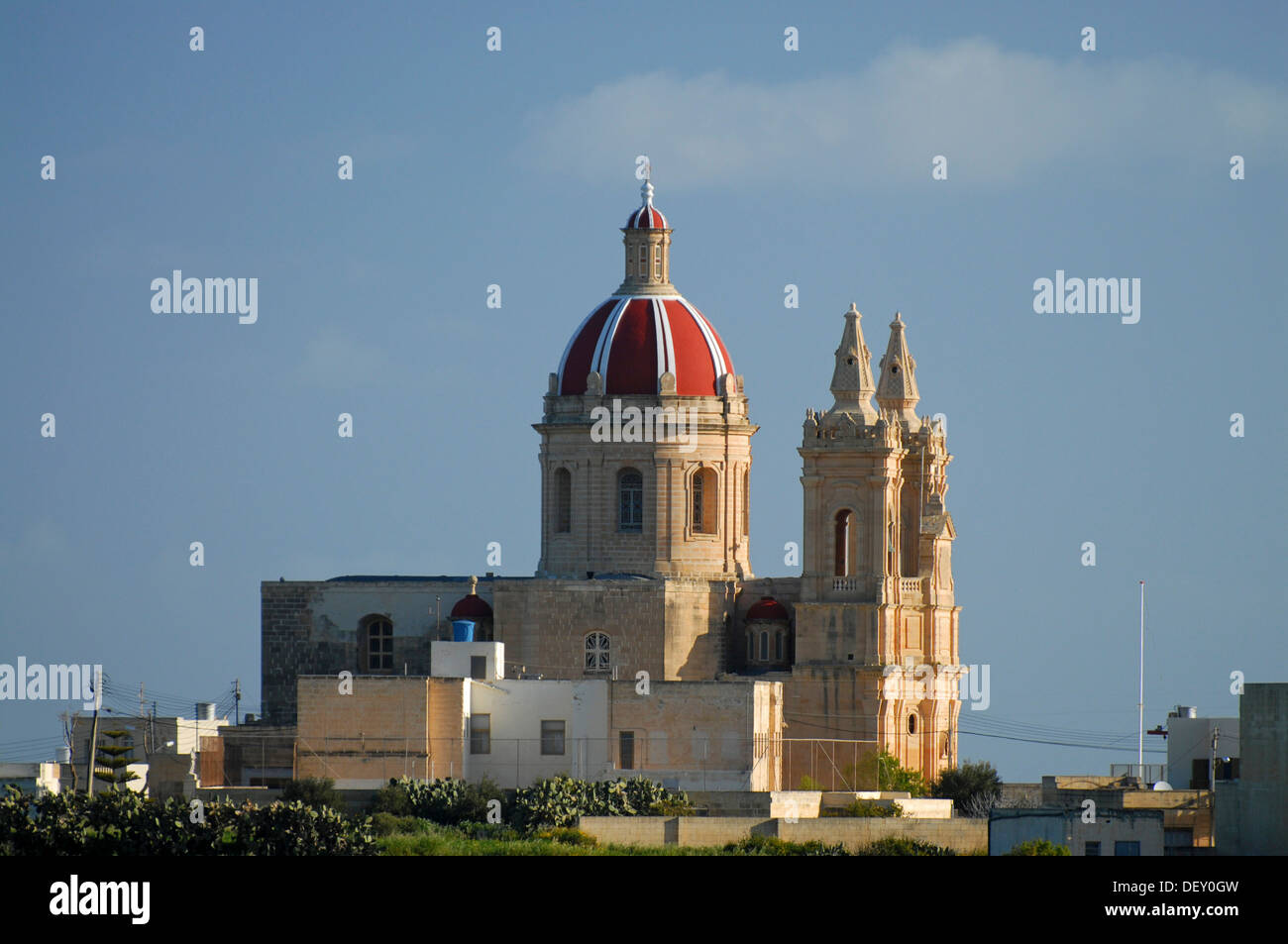 La chiesa di Gharb con la sua cupola rossa, Ghasri, Gozo, Malta, Europa Foto Stock