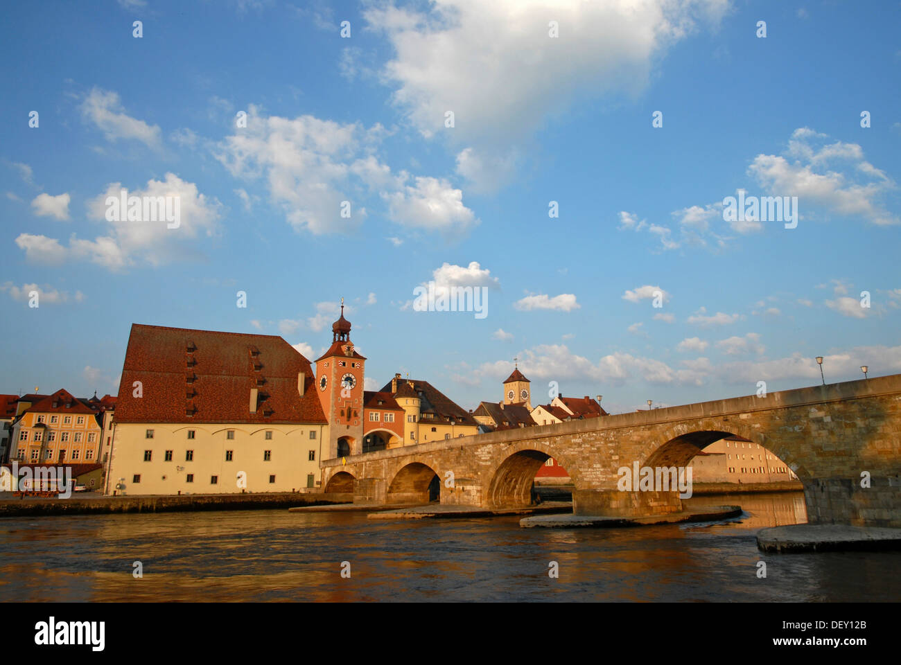 Steinerne Bruecke, Ponte di Pietra che attraversa il fiume Danubio e il magazzino Salzstadel a sinistra, Regensburg Foto Stock