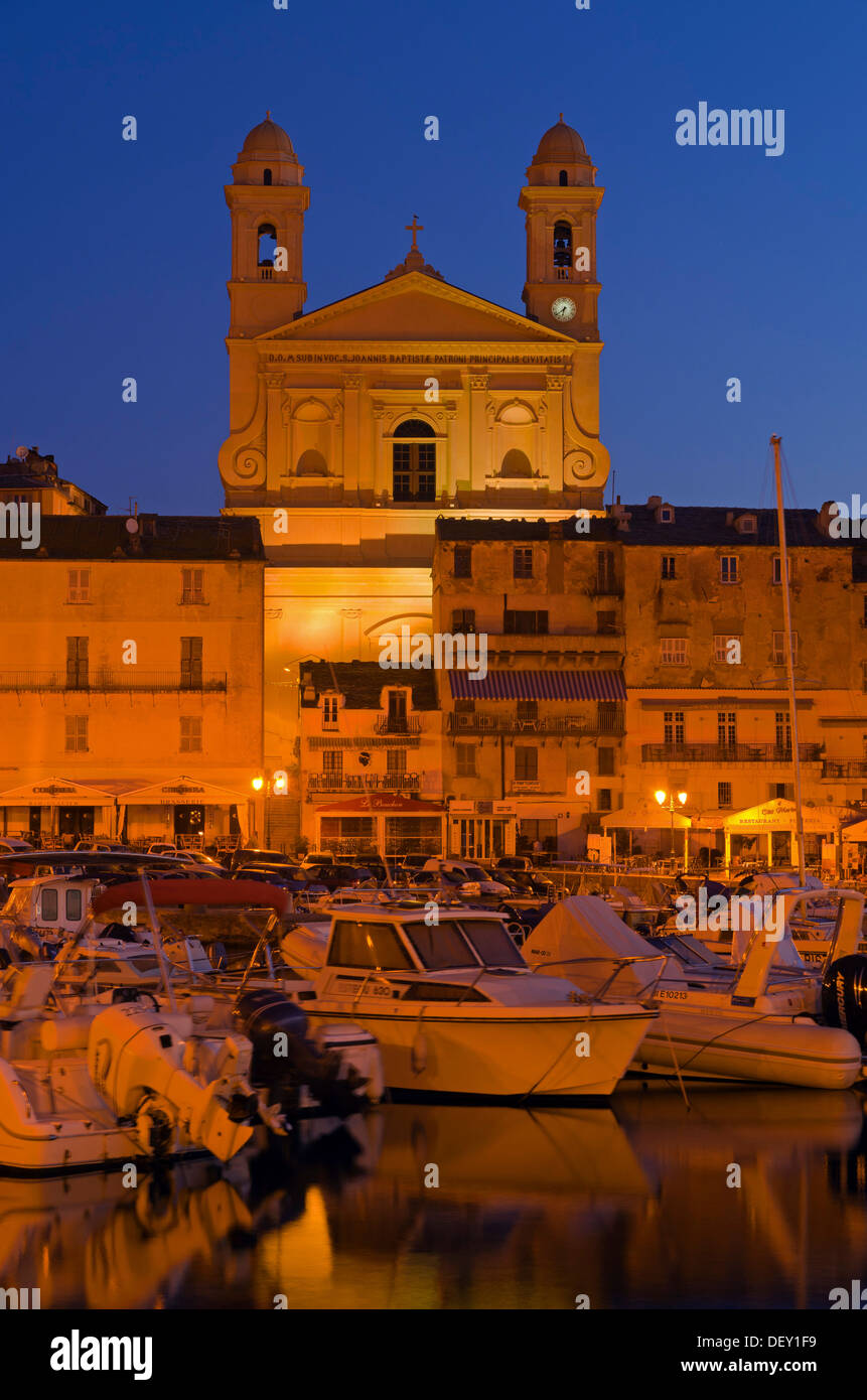 Il Vieux Port, il vecchio porto di Bastia, con la illuminata la chiesa di San Giovanni Battista a torna al blue ora, San Giuseppe Bastia Foto Stock