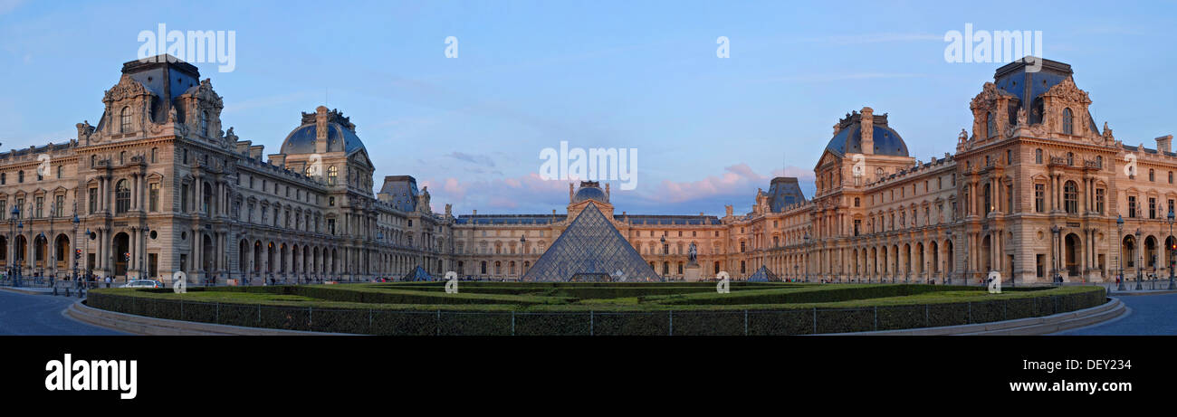 Il museo del Louvre, il Musée du Louvre, con la piramide in mezzo illuminato dalla calda luce della sera, Parigi, Ile-de-France Foto Stock