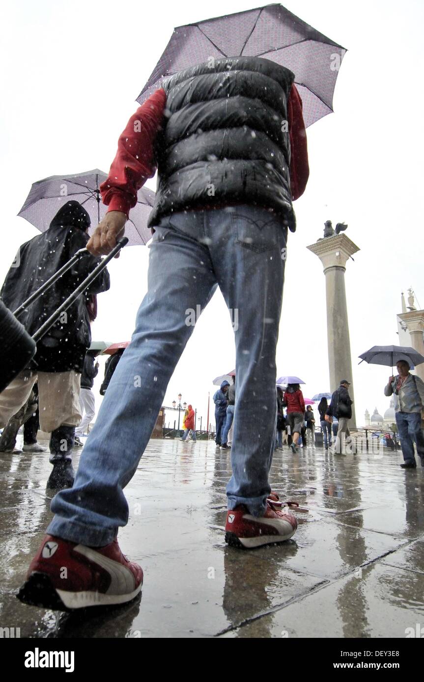 Persone con ombrelloni, la Piazzetta di San Marco, la colonna con il leone alato simbolo di San Marco- in background, Venezia, Veneto, Foto Stock
