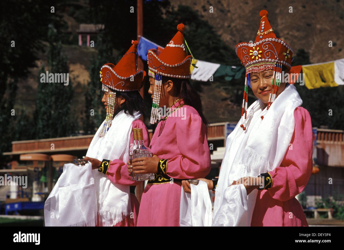 Donne mongolo cinesi che indossano il costume tradizionale mongolo durante la cerimonia nuziale nella regione autonoma della Mongolia interna. Cina Foto Stock