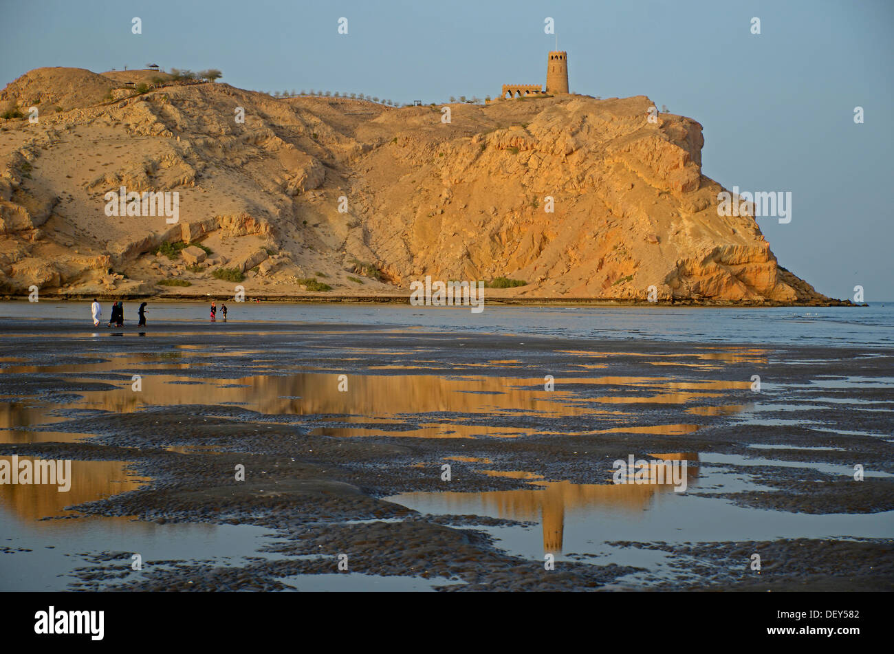 La costa rocciosa in Al Sawadi presso il golfo di Oman con una torre, Al Sawadi, Al Batinah, Oman Foto Stock