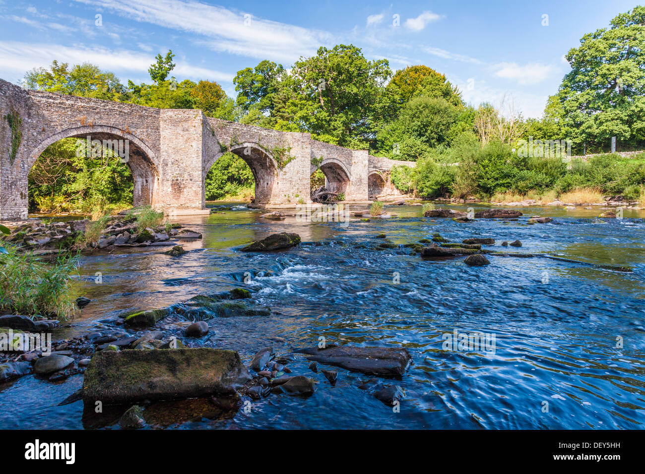 Il Fiume Usk e Ponte Llangynidr nel Parco Nazionale di Brecon Beacons, Galles. Foto Stock