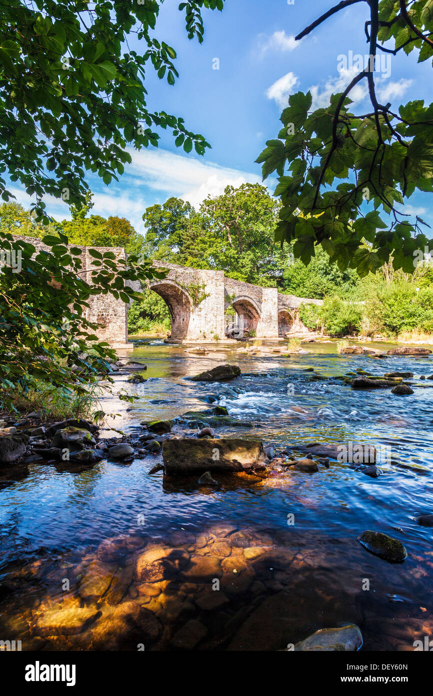 Il Fiume Usk e Ponte Llangynidr nel Parco Nazionale di Brecon Beacons, Galles. Foto Stock