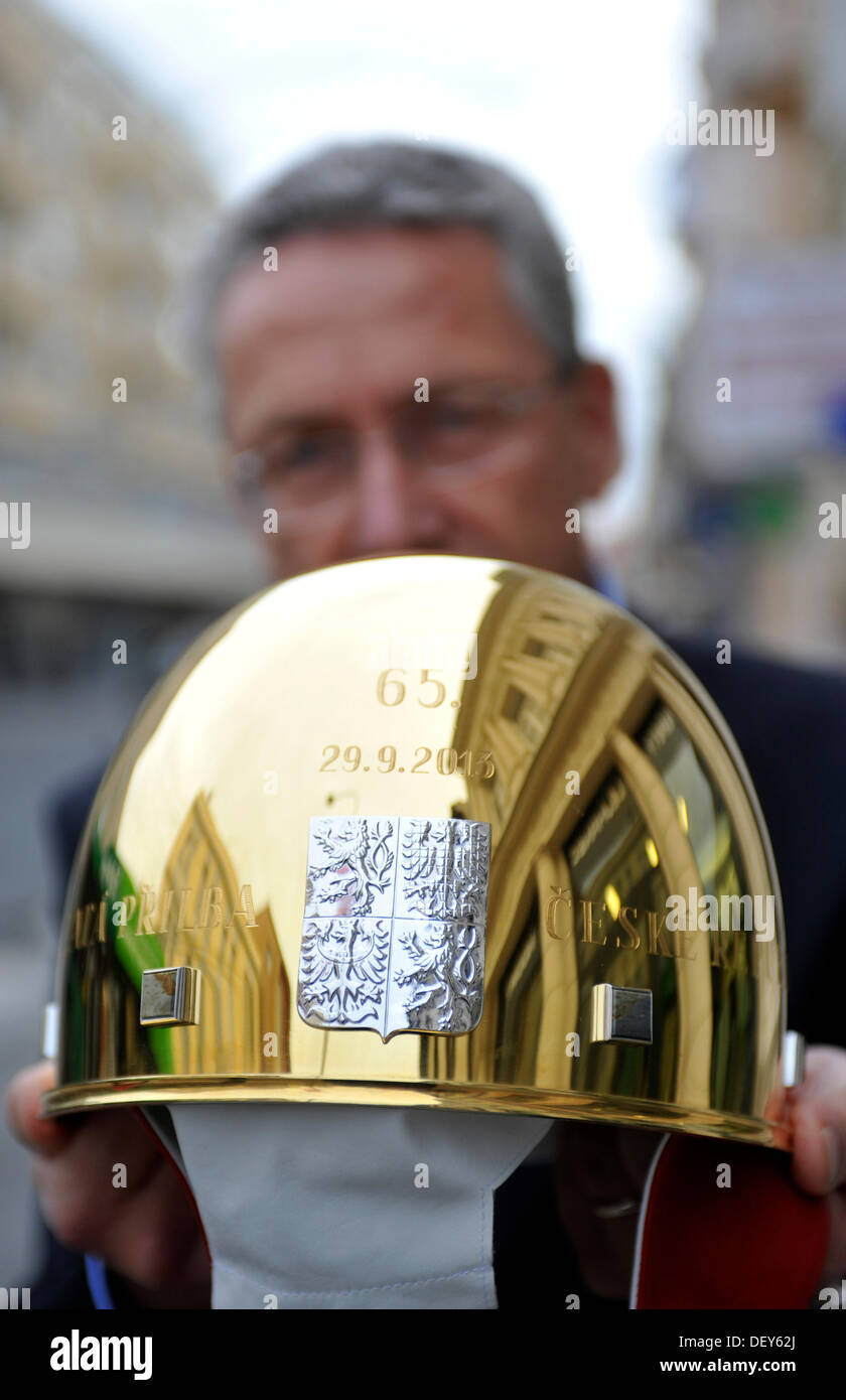 Gioielliere Pavel Lejhanec progettato per la ventiduesima volta il principale trofeo per Pardubice speedway gara Casco d'oro di Pardubice. Casco di argento è riccamente dorato e questo anno è anche decorata con porcelant che è anche chiamato porcellana Jasper. Il Casco d'oro di Pardubice è raffigurato in Pardubice, Repubblica Ceca il 25 settembre 2013. (CTK foto/Josef Vostarek) Foto Stock