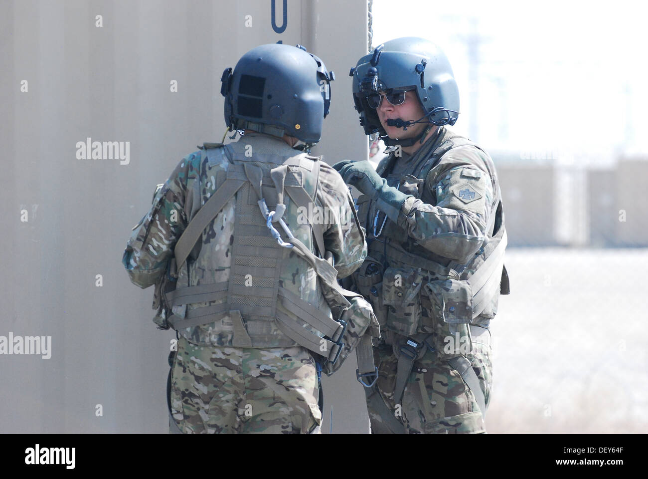 Il personale Sgt. Ignacio Lopez (sinistra) e Sgt. Dan Glenn (a destra), entrambi CH-47 elicottero Chinook ingegneri di volo assegnato alla società B, secondo battaglione (supporto generale), 149Reggimento di aviazione (Texas/Oklahoma Guardia Nazionale), che serve sotto il decimo combattere Aviat Foto Stock