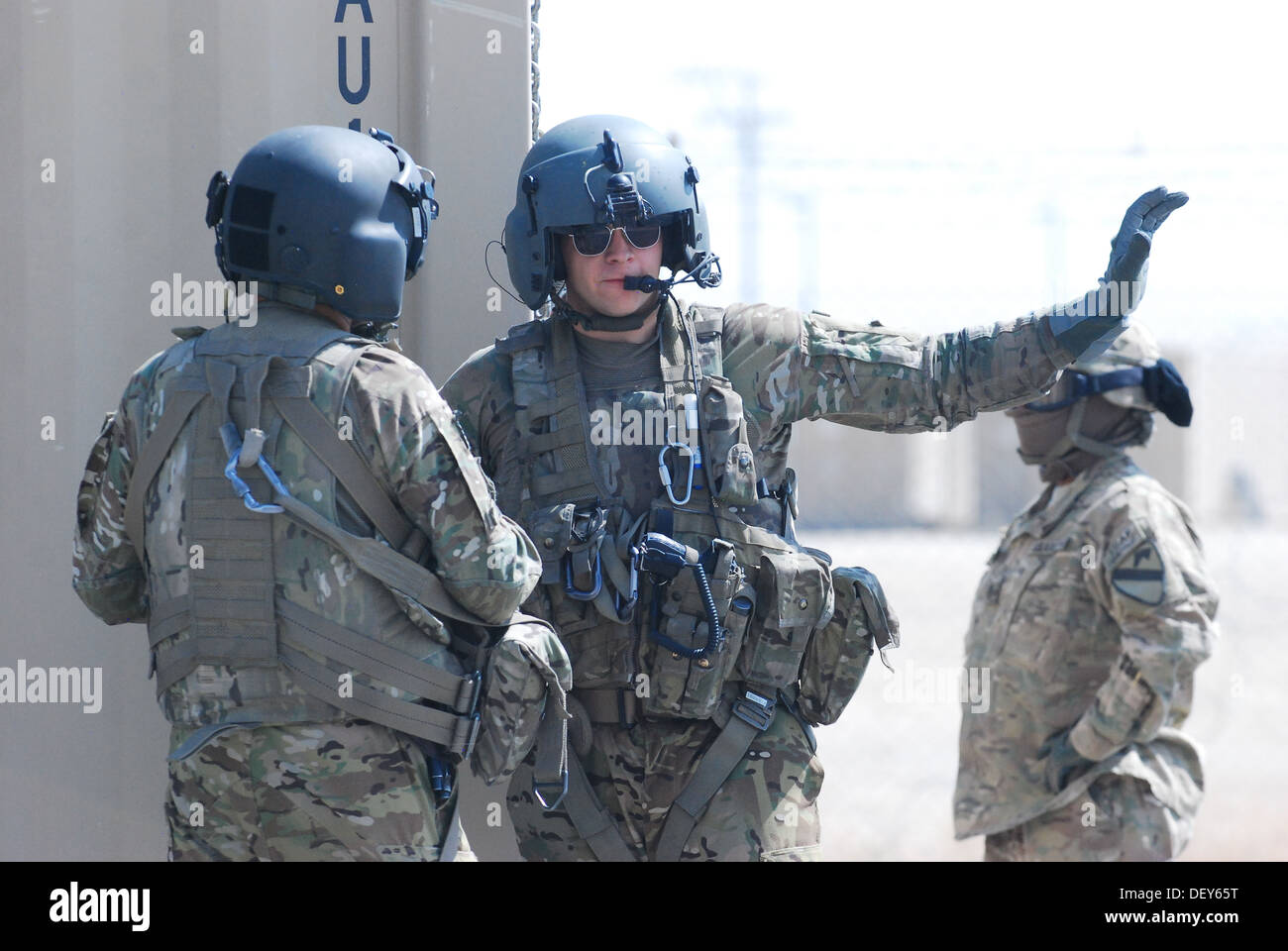 Il personale Sgt. Ignacio Lopez (sinistra) e Sgt. Dan Glenn (a destra), entrambi CH-47 elicottero Chinook ingegneri di volo assegnato alla società B, secondo battaglione (supporto generale), 149Reggimento di aviazione (Texas/Oklahoma Guardia Nazionale), che serve sotto il decimo combattere Aviat Foto Stock