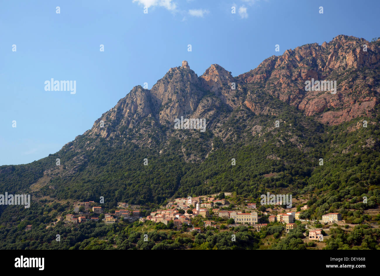 Il piccolo villaggio di Ota nelle montagne della Corsica, Ota, Corsica, Francia Foto Stock