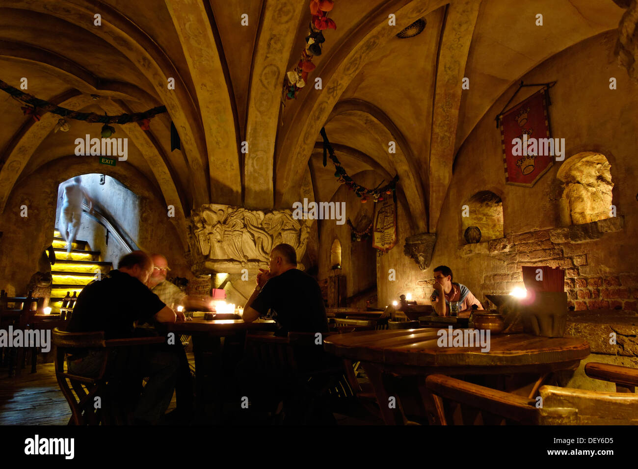 Interno di Rozengrals, un ristorante medievale a Riga, Lettonia Foto Stock