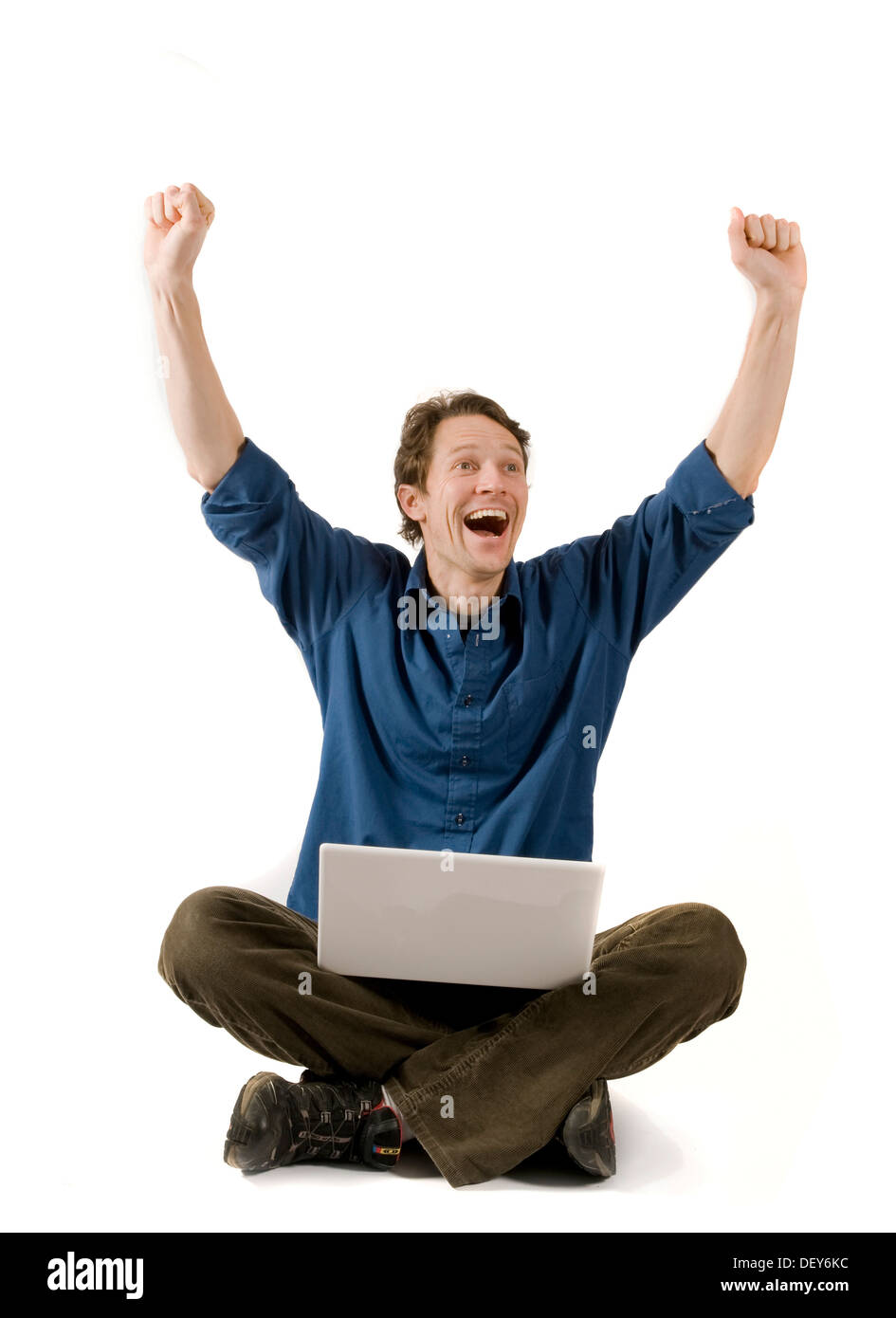 Il tifo Uomo con notebook seduta con le gambe incrociate Foto Stock