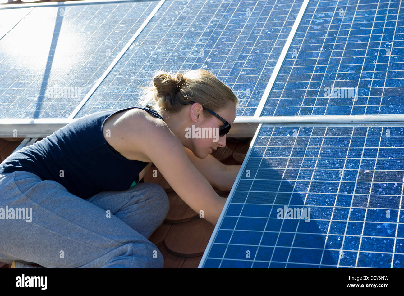 Studente di installare un sistema solare come parte di un progetto scolastico Foto Stock