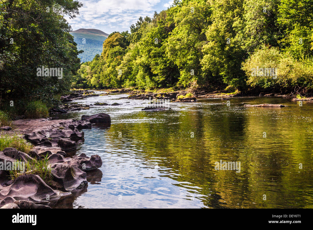 Il Fiume Usk vicino Llangynidr nel Parco Nazionale di Brecon Beacons, Galles. Foto Stock