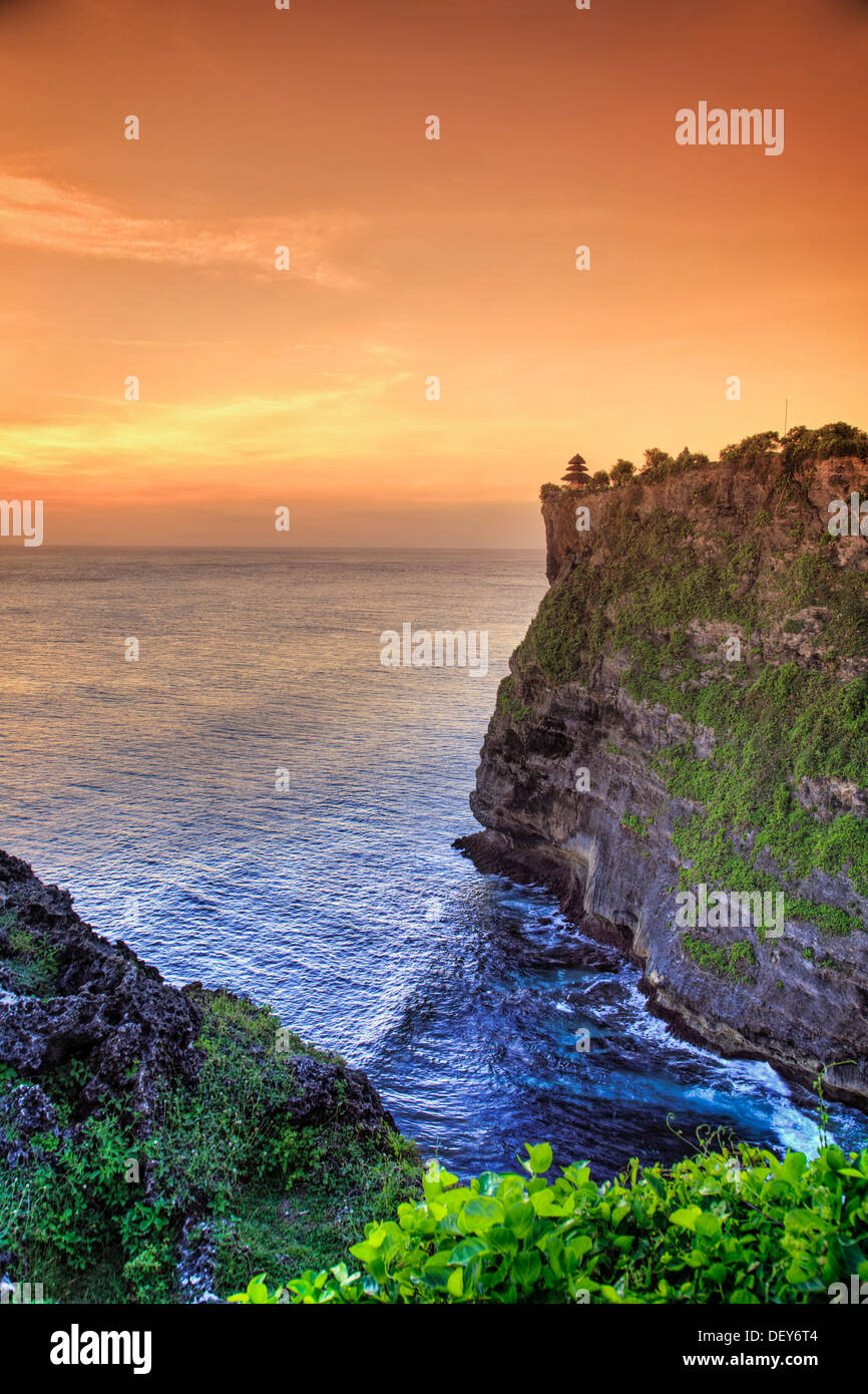 Bali, Bukit Peninsula, Uluwatu, Pura Luhur Uluwatu Temple al tramonto, uno dei più importanti templi direzionale di Bali Foto Stock