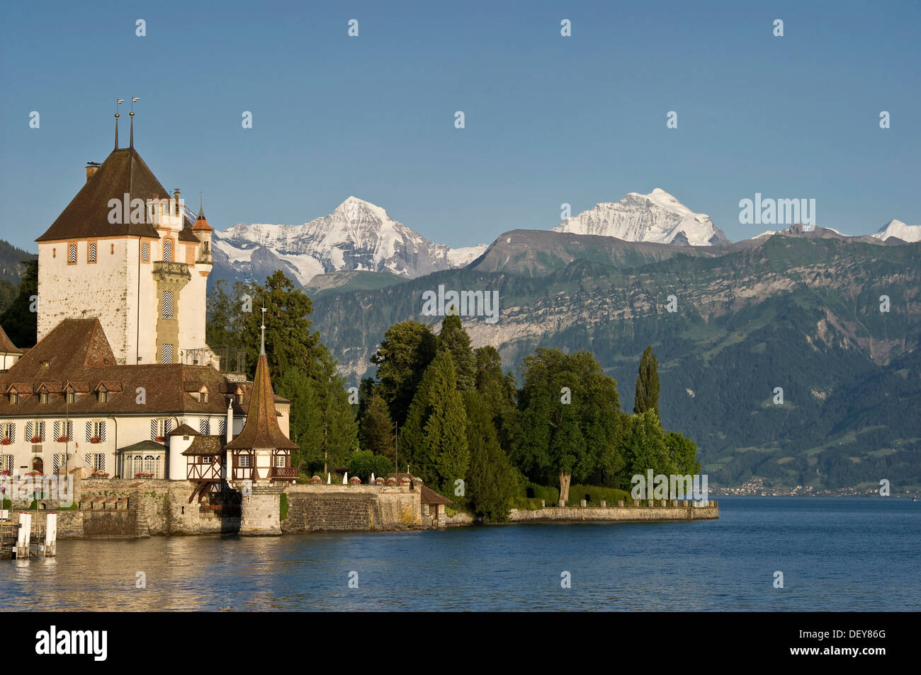 Schloss Oberhofen castello nei pressi di Thun e il Lago di Thun, montagne Eiger, Moench e Jungfrau sul retro, il Cantone di Berna, Svizzera, Europa Foto Stock
