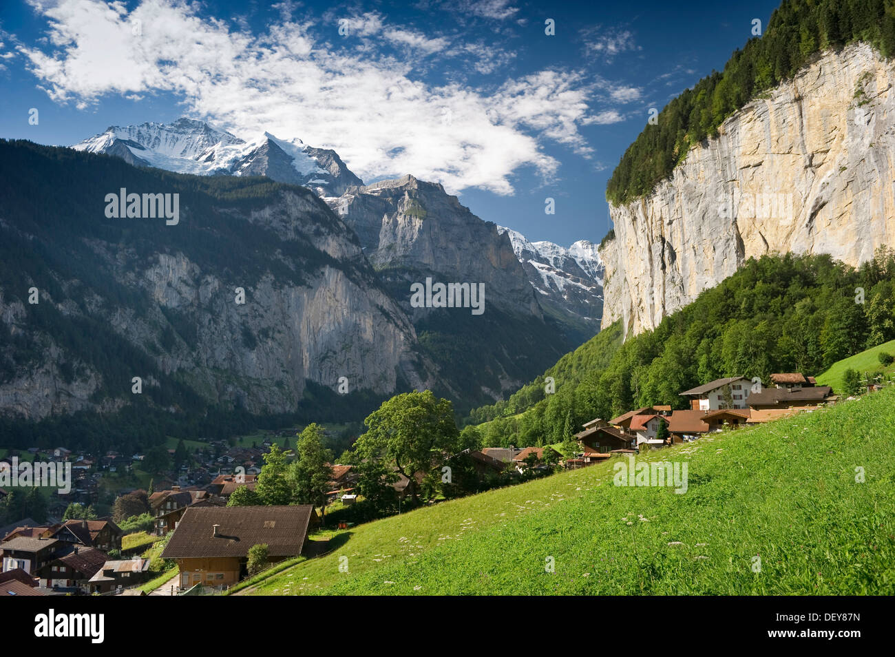 Lauterbrunnen con Staubbach Falls, Oberland bernese, il Cantone di Berna, Svizzera, Europa Foto Stock