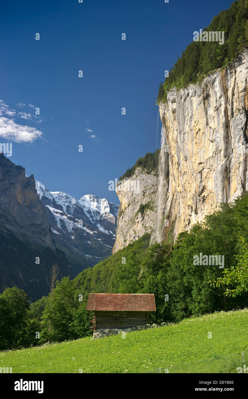 Lauterbrunnen con Staubbach Falls, Oberland bernese, il Cantone di Berna, Svizzera, Europa Foto Stock