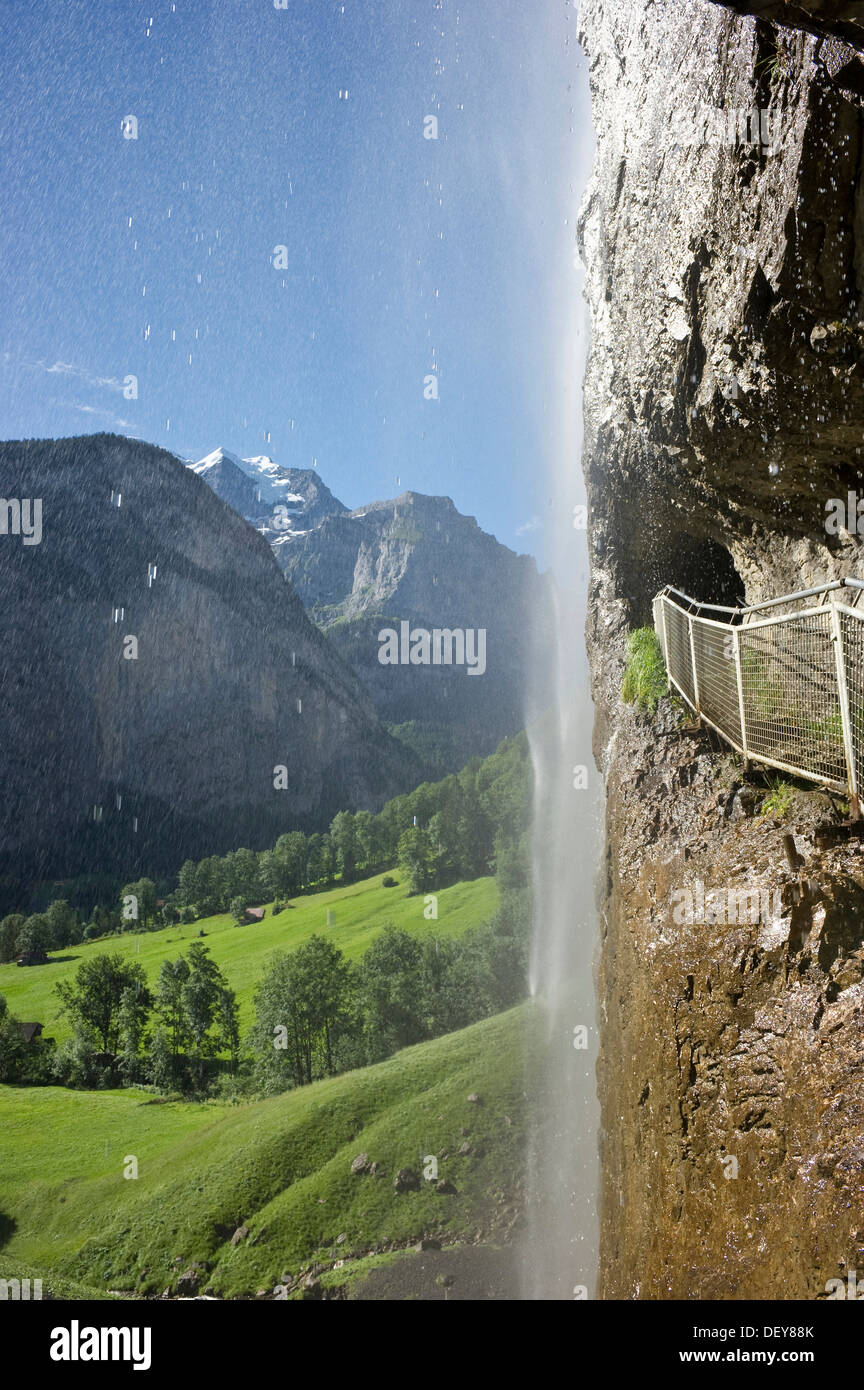 Sentiero escursionistico sotto la Staubbach Falls, Oberland bernese, il Cantone di Berna, Svizzera, Europa Foto Stock