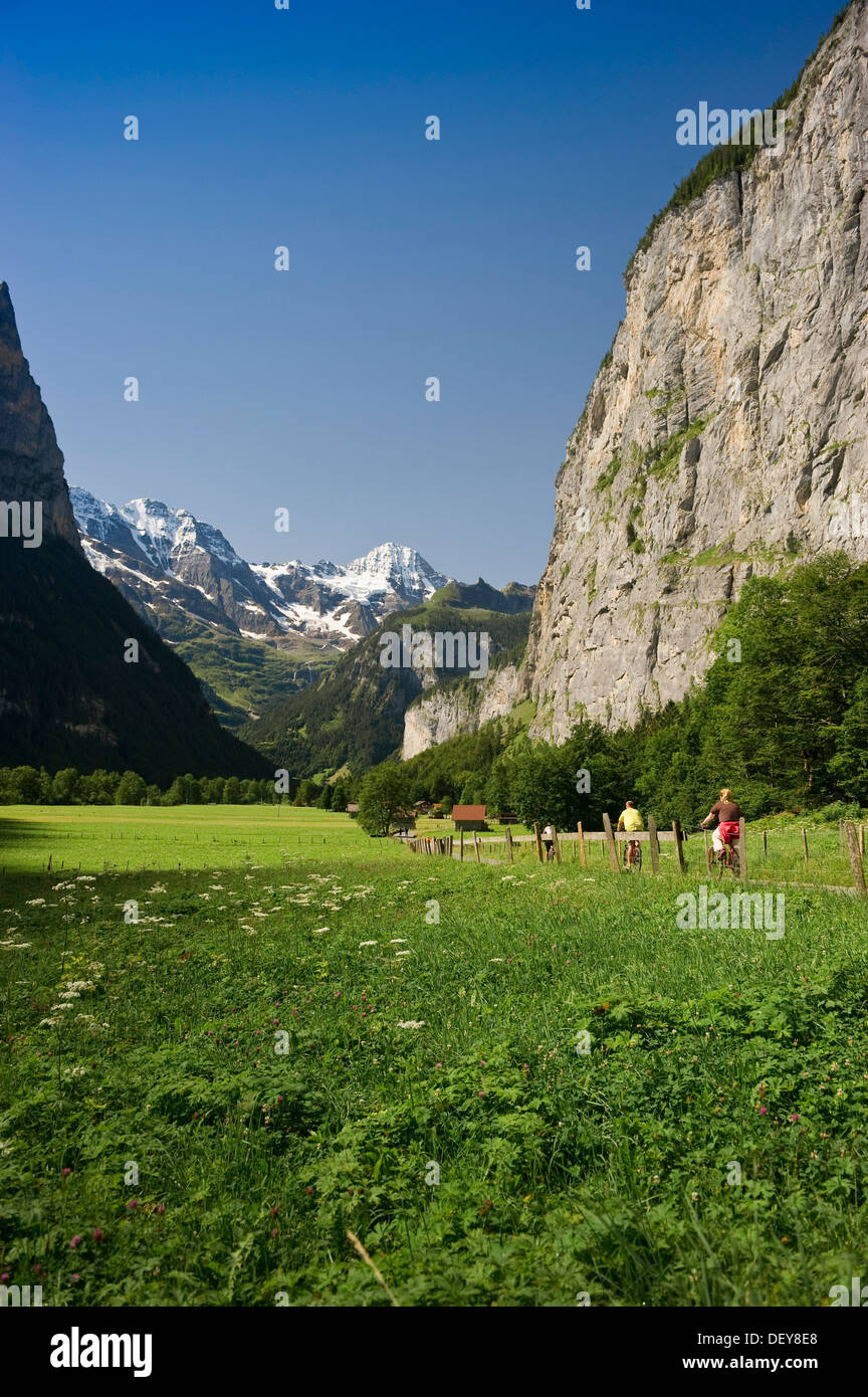 I ciclisti, Valle di Lauterbrunnen, Lauterbrunnen, Oberland bernese, il Cantone di Berna, Svizzera, Europa Foto Stock