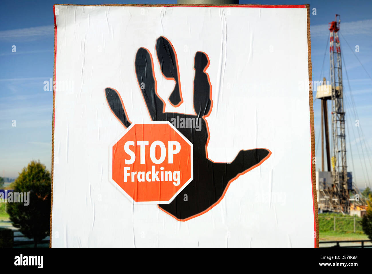 Poster di protesta contro Fracking e gas naturale oil rig, gruppo di immagini, Protestplakat gegen Fracking und Erdgasbohrturm, Bild Foto Stock