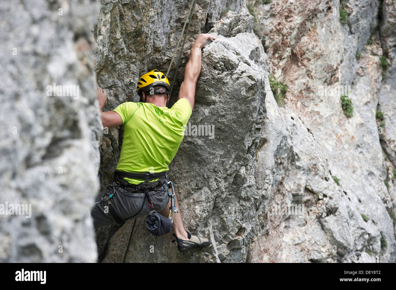 Scalatore nel monte Kampenwand, regione Chiemgau, Bavaria Foto Stock