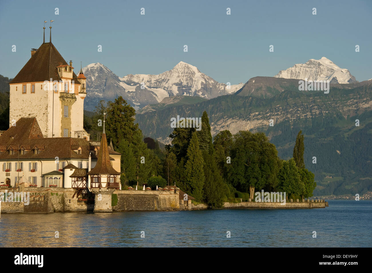 Il castello di Oberhofen, nella parte anteriore del Moench, Eiger e Jungfrau montagne, Oberhofen, il lago di Thun, il Cantone di Berna, Svizzera Foto Stock