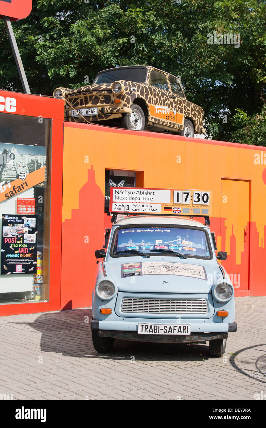 Una Trabant vettura a Trabi mondo - Berlino, Germania Foto Stock