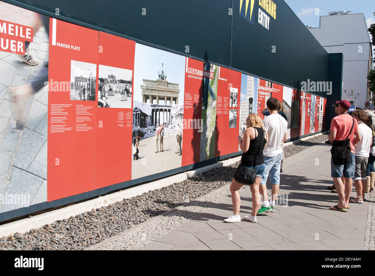 Estate nelle vicinanze del Checkpoint Charlie - muro di Berlino, Germania Foto Stock