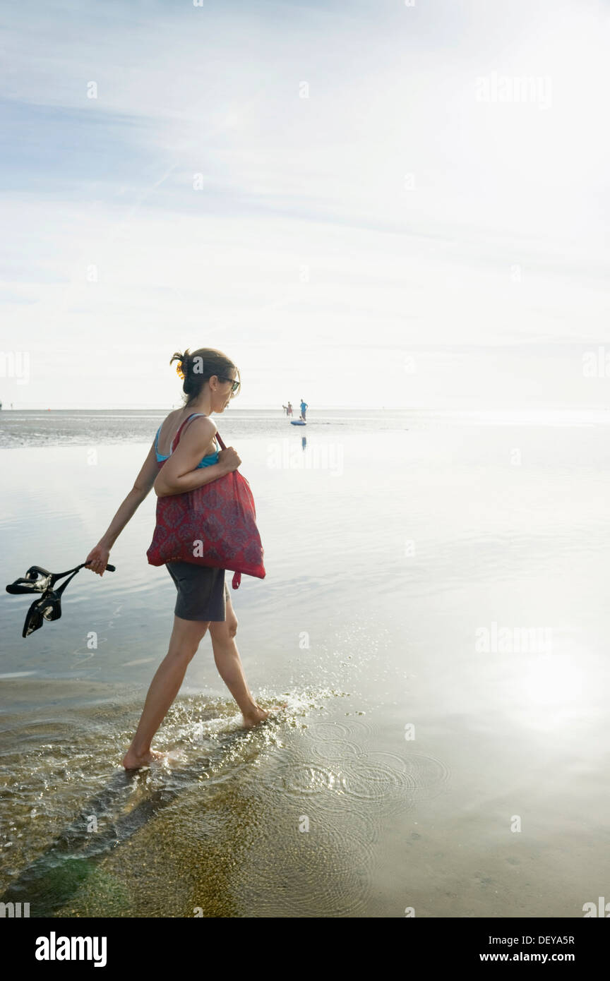 Giovane donna su un mare di Wadden tour escursioni, Wyk, Foehr isola, Frisia settentrionale, Schleswig-Holstein Foto Stock