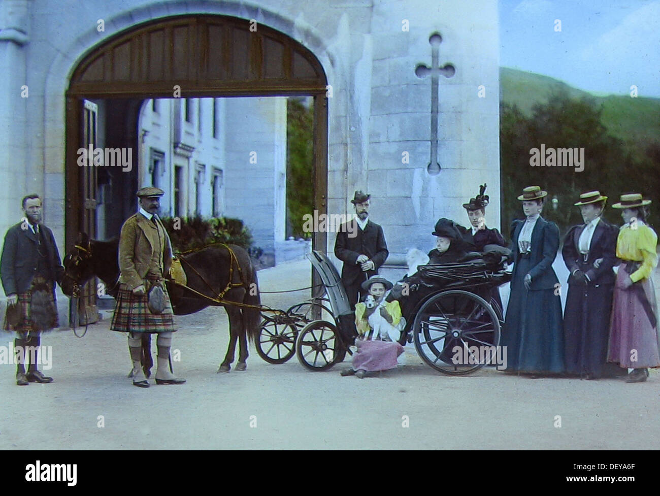 La regina Victoria in un asino carrello presso il Castello di Balmoral periodo Vittoriano Foto Stock