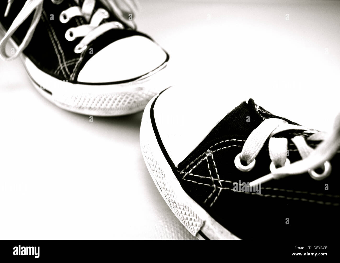 Pizzo nero lacci delle scarpe oggetto tennies sport tennis scarpe da tennis  white Foto stock - Alamy