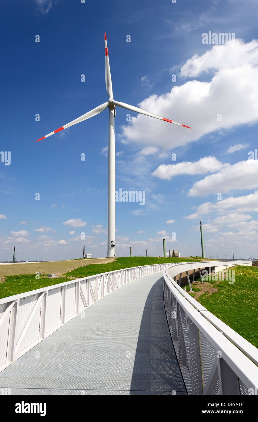 Orizzonte modo sulla montagna di energia Wilhelm del castello e ad Amburgo in Germania, Europa Horizontweg auf dem Energieberg Wilhelmsburg in Foto Stock