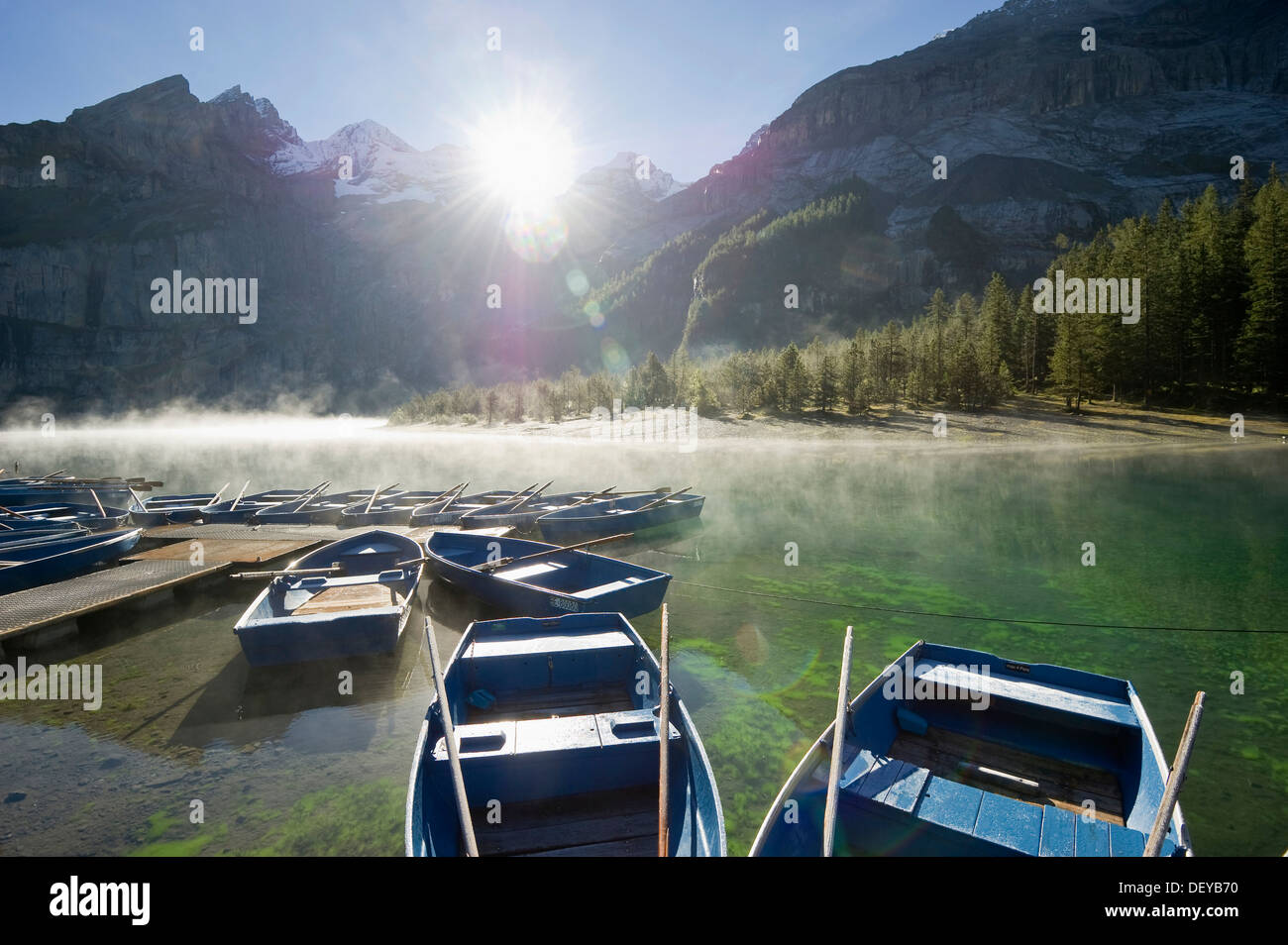 Le barche e la nebbia di mattina, Oeschinensee lago, Kandersteg, Oberland bernese, il Cantone di Berna, Svizzera, Europa Foto Stock