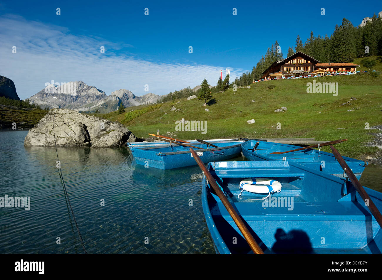 Barche e una locanda Oeschinensee lago, Kandersteg, Oberland bernese, il Cantone di Berna, Svizzera, Europa Foto Stock