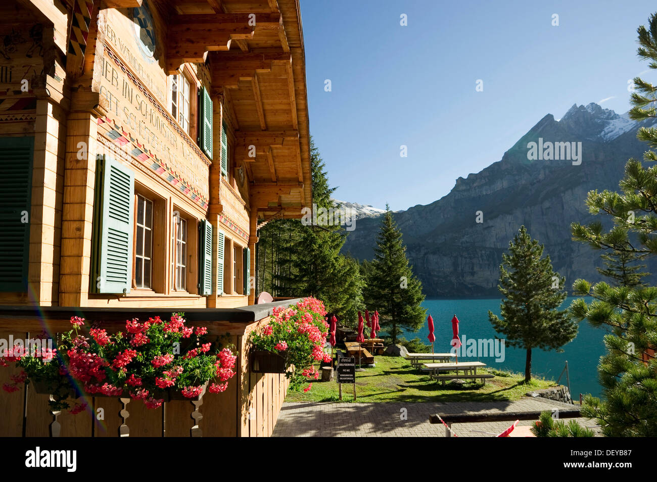 Chalet al Lago Oeschinensee, Kandersteg, Oberland bernese, il Cantone di Berna, Svizzera, Europa Foto Stock