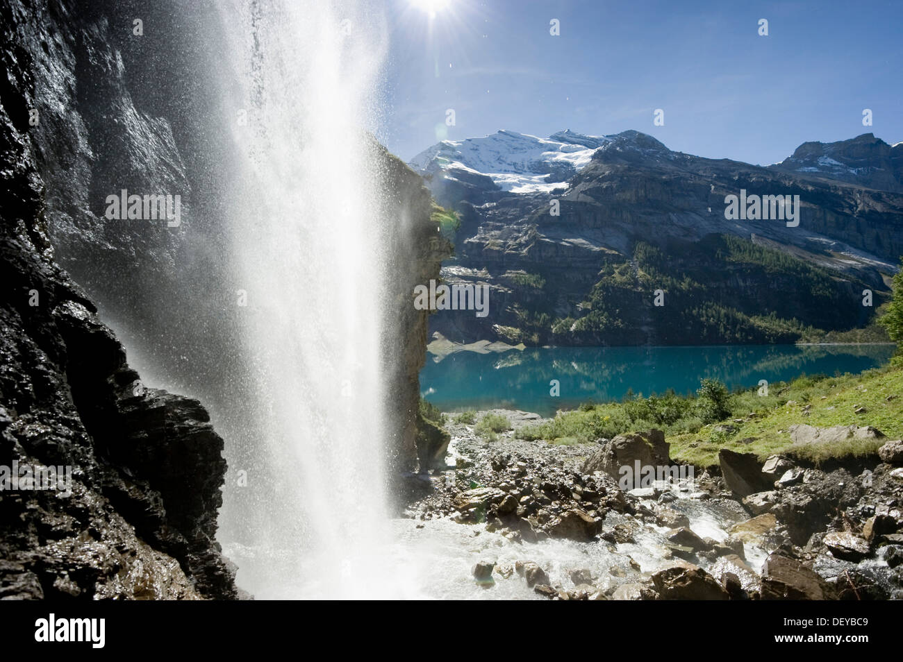 Cascata, Oeschinensee lago, Kandersteg, Oberland bernese, il Cantone di Berna, Svizzera, Europa Foto Stock
