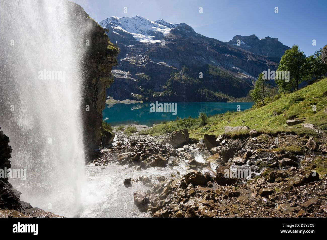Cascata, Oeschinensee lago, Kandersteg, Oberland bernese, il Cantone di Berna, Svizzera, Europa Foto Stock
