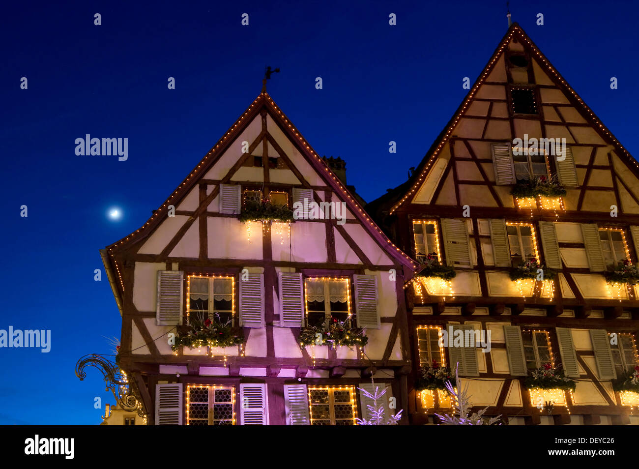 Semi-case con travi di legno con decorazioni di Natale, quartiere storico di Colmar, Alsazia, Francia, Europa Foto Stock