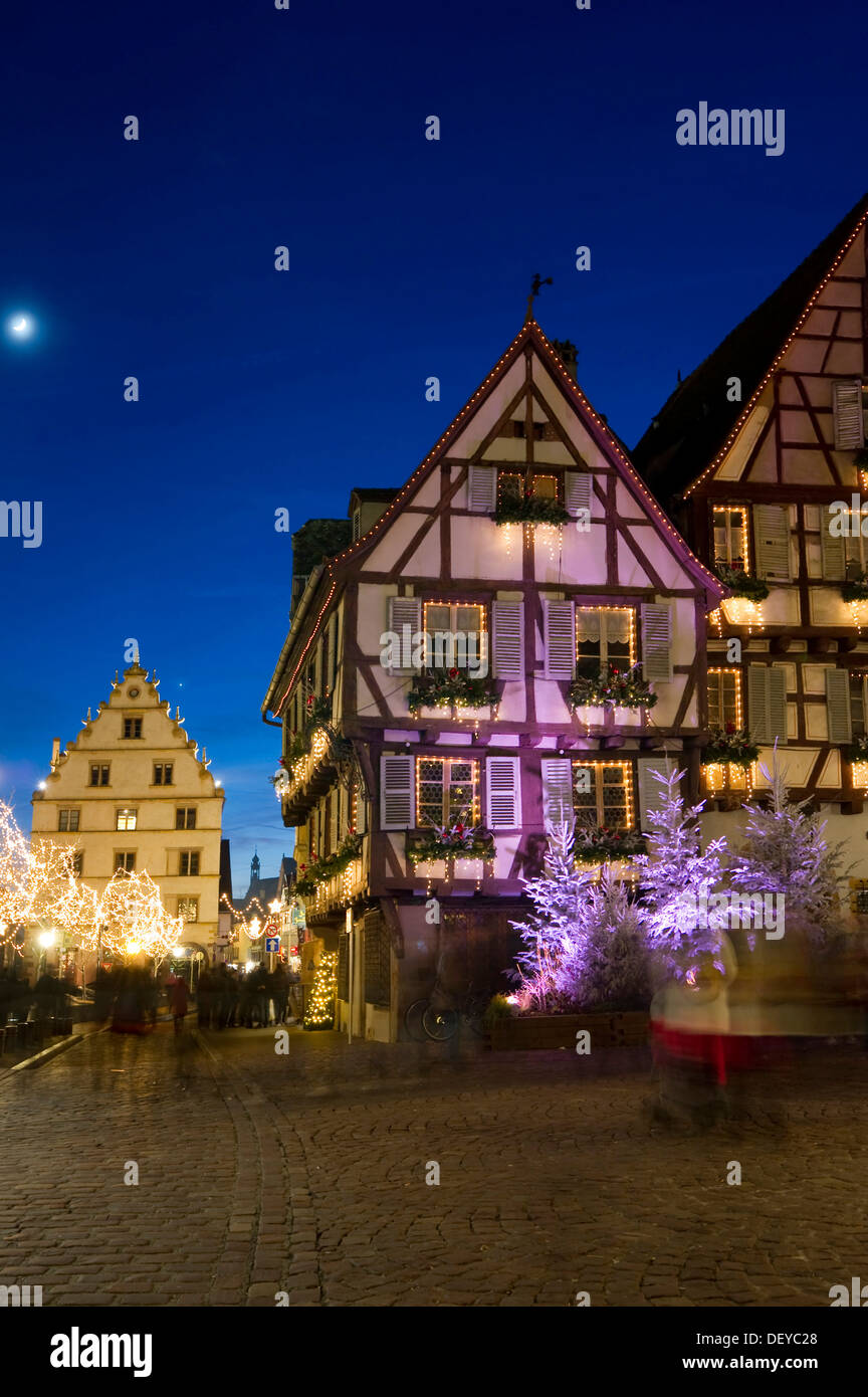 Il quartiere storico di Colmar con decorazioni di Natale, Alsazia, Francia, Europa Foto Stock