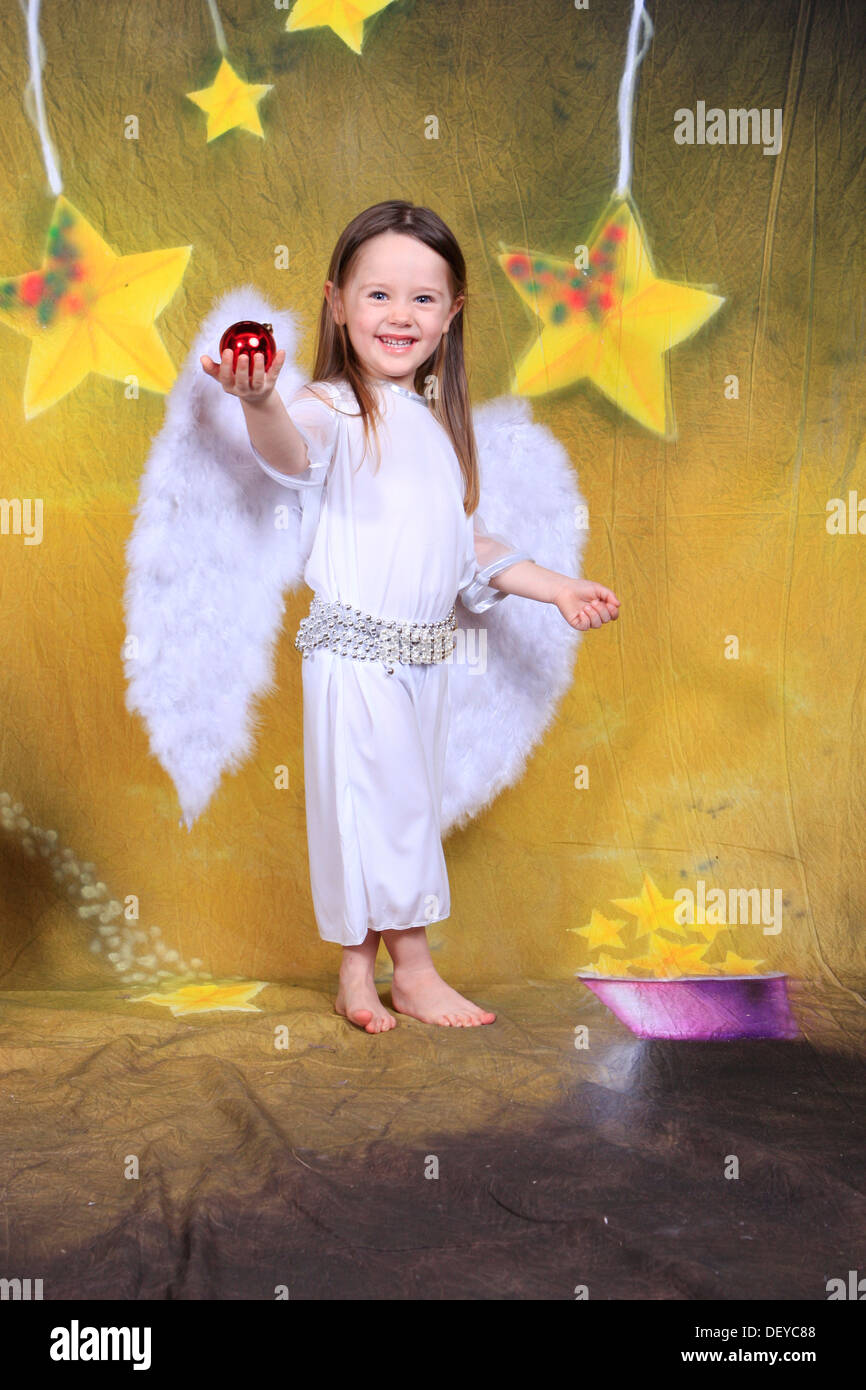 Bambina di tre anni, vestito come un angelo Foto stock - Alamy