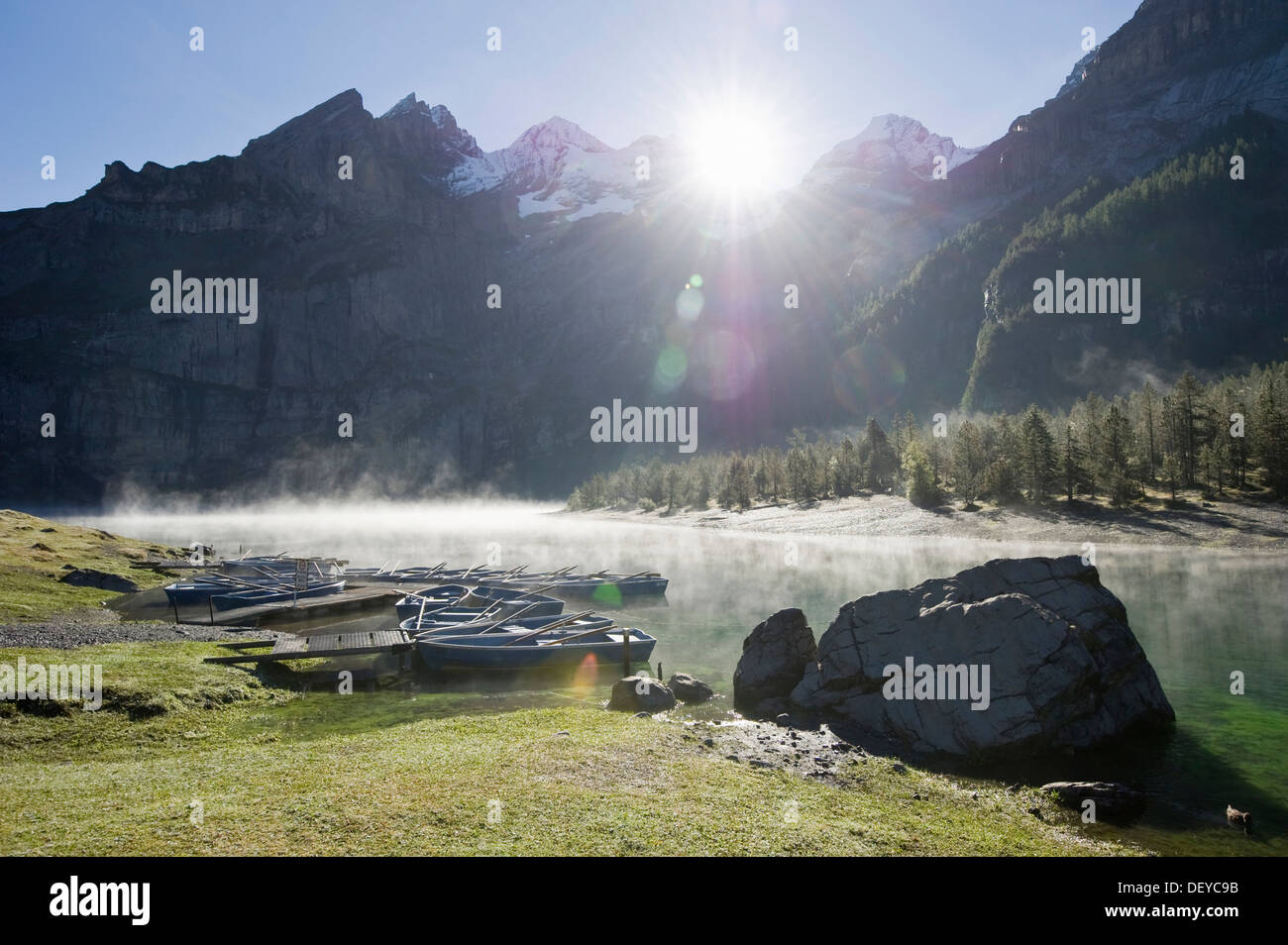 La mattina presto a Oeschinensee, Lago Oeschinen, Oberland bernese, il Cantone di Berna, Svizzera, Europa Foto Stock