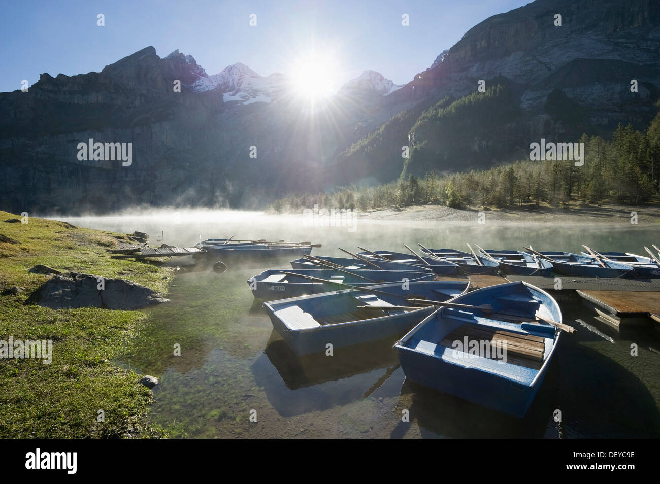 La mattina presto a Oeschinensee, Lago Oeschinen, Oberland bernese, il Cantone di Berna, Svizzera, Europa Foto Stock