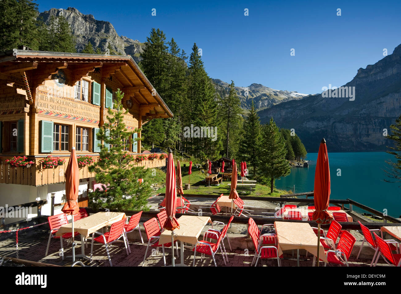 Log e chalet Inn at Oeschinensee, Lago Oeschinen, Oberland bernese, il Cantone di Berna, Svizzera, Europa Foto Stock