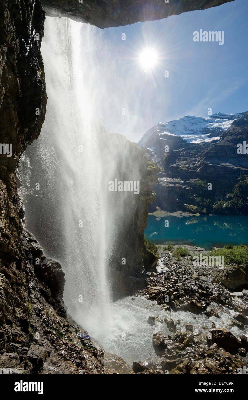 A cascata, Oeschinensee Lago Oeschinen, Oberland bernese, il Cantone di Berna, Svizzera, Europa Foto Stock