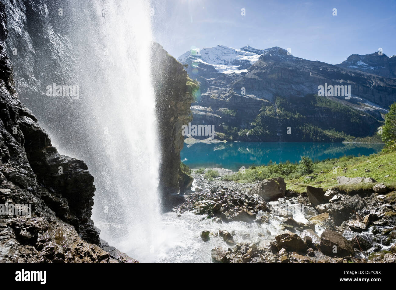 A cascata, Oeschinensee Lago Oeschinen, Oberland bernese, il Cantone di Berna, Svizzera, Europa Foto Stock