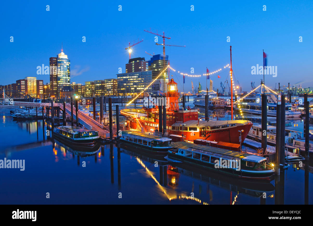 La lightship presso la marina del porto di Amburgo, nel retro del HTC Hanseatic Trade Center, Amburgo Foto Stock