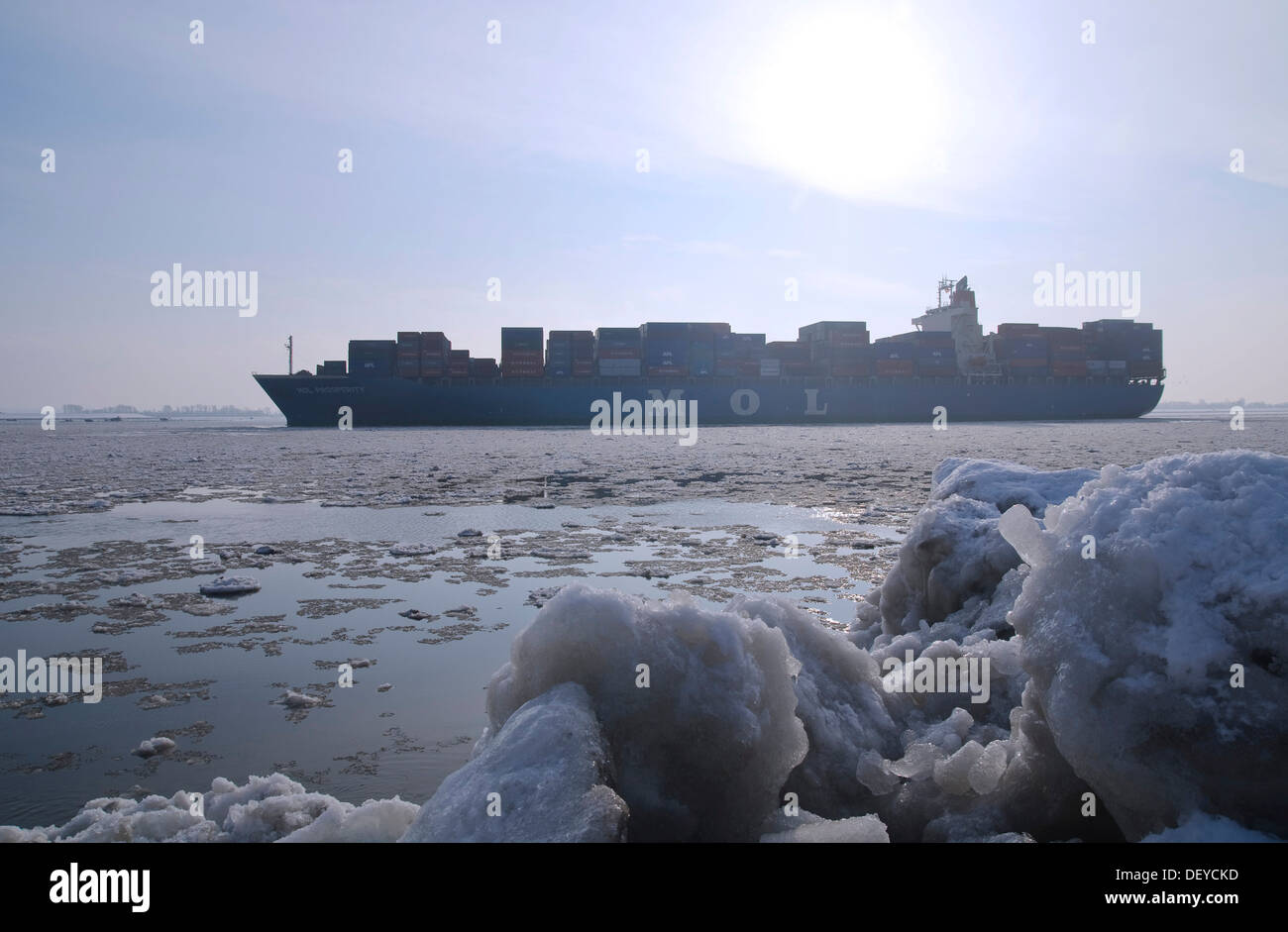 Un contenitore nave viaggia su wintery fiume Elba a Blankenese, Amburgo Foto Stock