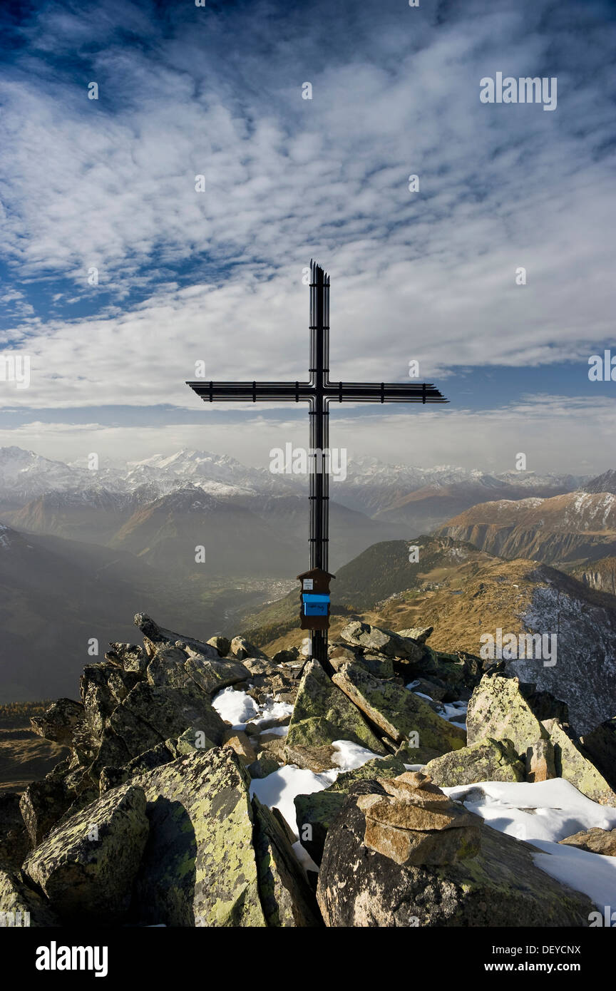 Vertice di croce sulla montagna Bettmerhorn, che si affaccia sulla Valle del Rodano e Alpi Pennine, Bettmeralp, Vallese, Svizzera, Europa Foto Stock