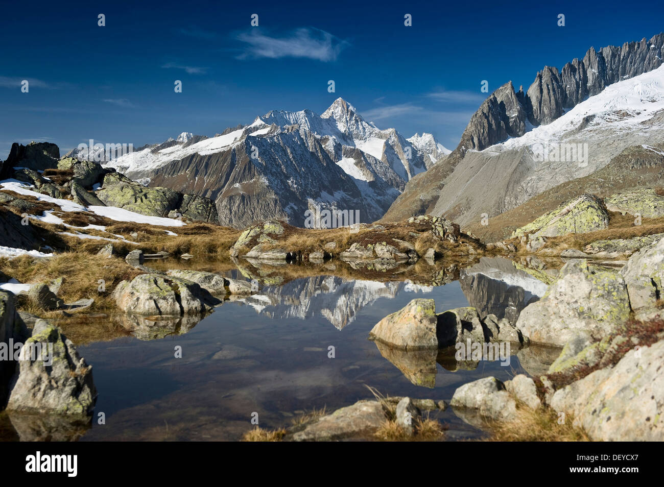 Piccolo lago sopra il ghiacciaio di Aletsch e Oberland Bernese, Sito Patrimonio Mondiale dell'UNESCO, Bettmeralp, Vallese, Svizzera Foto Stock