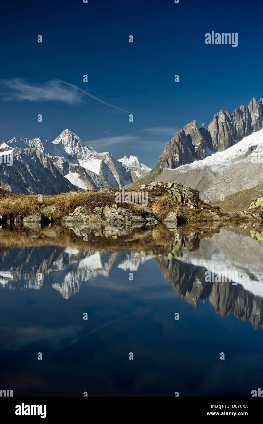 Piccolo lago sopra il ghiacciaio di Aletsch e Oberland Bernese, Sito Patrimonio Mondiale dell'UNESCO, Bettmeralp, Vallese, Svizzera Foto Stock